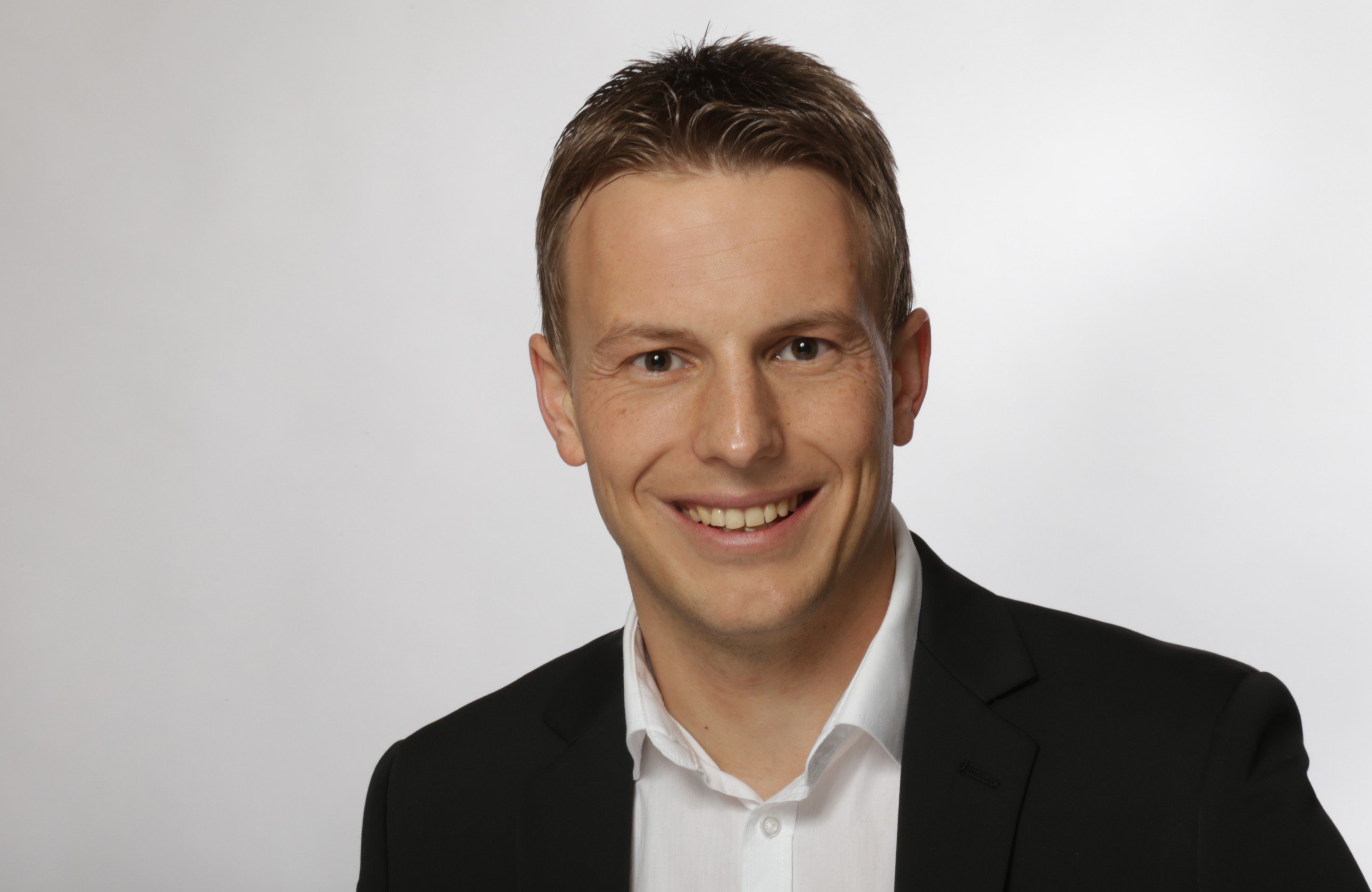 Glückliches Ehepaar vertraut auf Immobilienmakler Muster Immobilien